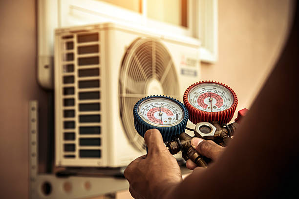 Professional Hvac technician working in Woodside, CA